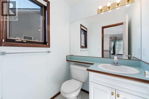 1600 Evergreen Hill Sw, Calgary, AB - Indoor Photo Showing Bathroom