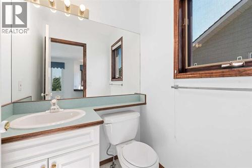 1600 Evergreen Hill Sw, Calgary, AB - Indoor Photo Showing Bathroom
