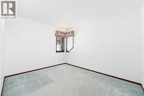 1600 Evergreen Hill Sw, Calgary, AB - Indoor Photo Showing Other Room