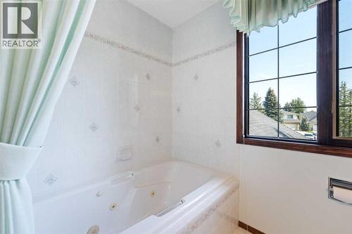 1600 Evergreen Hill Sw, Calgary, AB - Indoor Photo Showing Bathroom