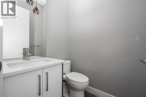 219 19 Avenue Nw, Calgary, AB - Indoor Photo Showing Bathroom