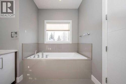 219 19 Avenue Nw, Calgary, AB - Indoor Photo Showing Bathroom