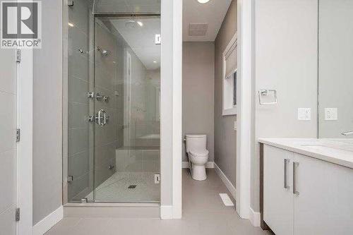 219 19 Avenue Nw, Calgary, AB - Indoor Photo Showing Bathroom