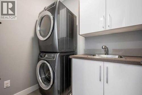 219 19 Avenue Nw, Calgary, AB - Indoor Photo Showing Laundry Room