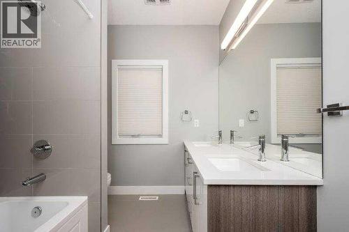 219 19 Avenue Nw, Calgary, AB - Indoor Photo Showing Bathroom