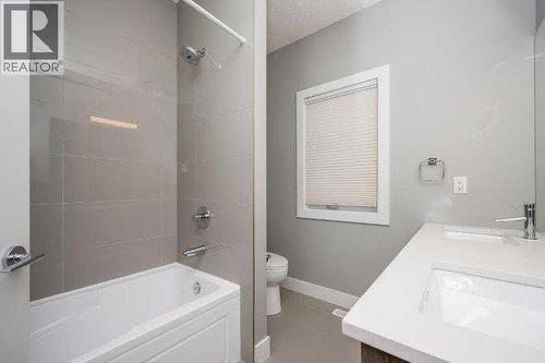 219 19 Avenue Nw, Calgary, AB - Indoor Photo Showing Bathroom