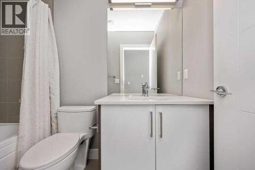 219 19 Avenue Nw, Calgary, AB - Indoor Photo Showing Bathroom