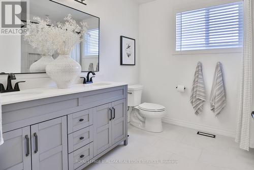 565 Harmony Avenue, Burlington, ON - Indoor Photo Showing Bathroom