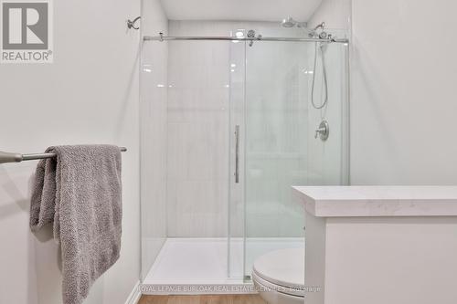 565 Harmony Avenue, Burlington, ON - Indoor Photo Showing Bathroom