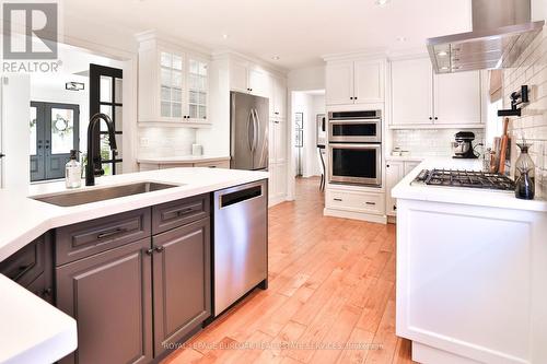565 Harmony Avenue, Burlington, ON - Indoor Photo Showing Kitchen With Upgraded Kitchen