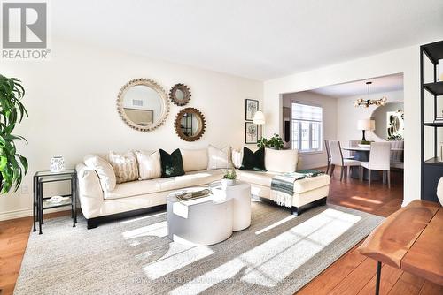 565 Harmony Avenue, Burlington, ON - Indoor Photo Showing Living Room