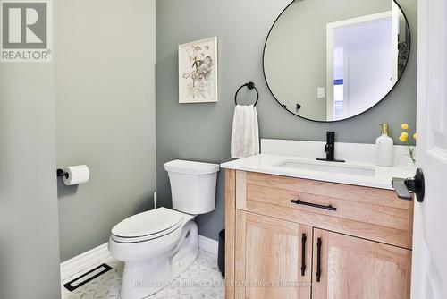 565 Harmony Avenue, Burlington, ON - Indoor Photo Showing Bathroom