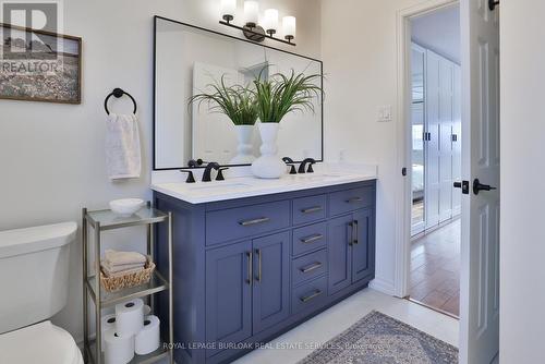 565 Harmony Avenue, Burlington, ON - Indoor Photo Showing Bathroom