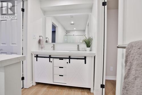 565 Harmony Avenue, Burlington, ON - Indoor Photo Showing Bathroom