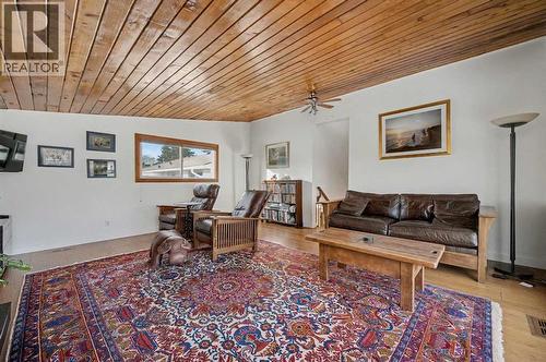 7331 Silver Mead Road Nw, Calgary, AB - Indoor Photo Showing Living Room