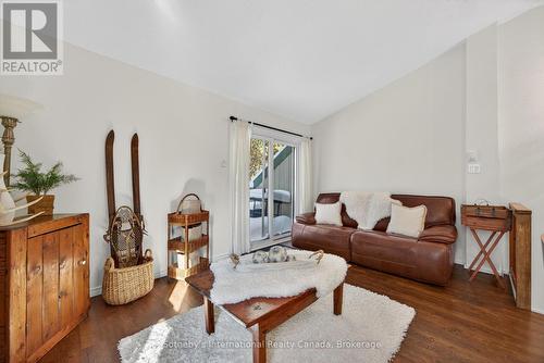 345 - 11 Harbour Street W, Collingwood, ON - Indoor Photo Showing Living Room