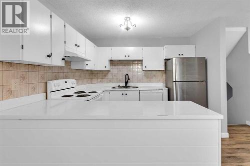 1418 Ranchlands Road Nw, Calgary, AB - Indoor Photo Showing Kitchen