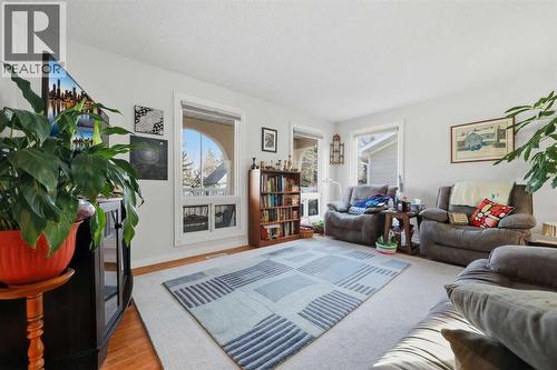 63 Huntmeadow Road Ne, Calgary, AB - Indoor Photo Showing Living Room