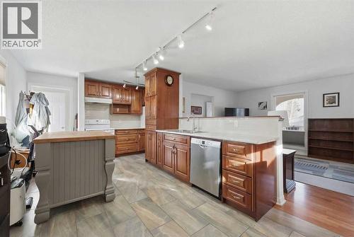 63 Huntmeadow Road Ne, Calgary, AB - Indoor Photo Showing Kitchen