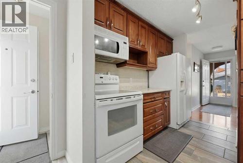 63 Huntmeadow Road Ne, Calgary, AB - Indoor Photo Showing Kitchen