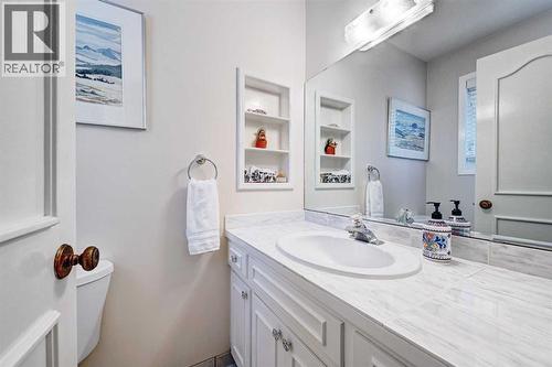 1111 Beverley Boulevard Sw, Calgary, AB - Indoor Photo Showing Bathroom