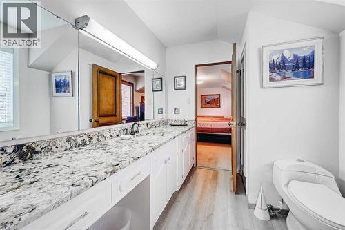 1111 Beverley Boulevard Sw, Calgary, AB - Indoor Photo Showing Bathroom