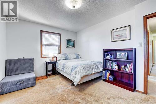 1111 Beverley Boulevard Sw, Calgary, AB - Indoor Photo Showing Bedroom