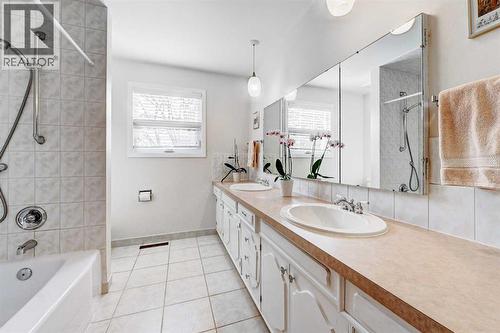1111 Beverley Boulevard Sw, Calgary, AB - Indoor Photo Showing Bathroom
