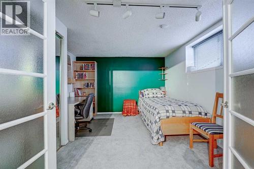 1111 Beverley Boulevard Sw, Calgary, AB - Indoor Photo Showing Bedroom