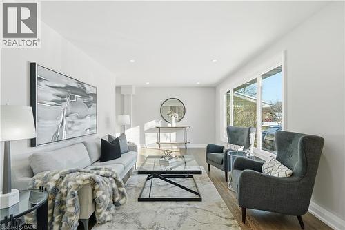 26 Clifton Downs Road, Hamilton, ON - Indoor Photo Showing Living Room