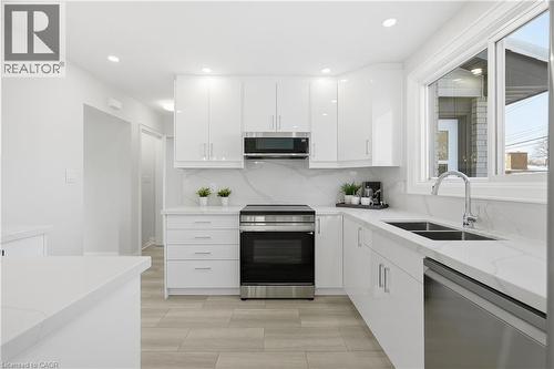 26 Clifton Downs Road, Hamilton, ON - Indoor Photo Showing Kitchen With Double Sink With Upgraded Kitchen