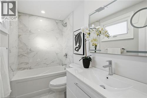 26 Clifton Downs Road, Hamilton, ON - Indoor Photo Showing Bathroom