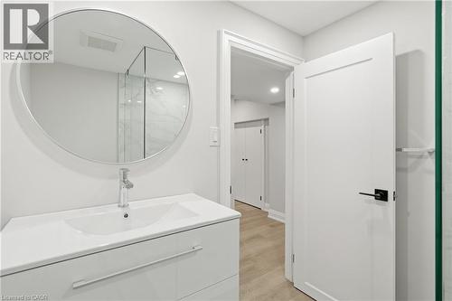 26 Clifton Downs Road, Hamilton, ON - Indoor Photo Showing Bathroom