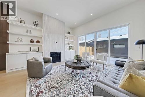 5020 21A Street Sw, Calgary, AB - Indoor Photo Showing Living Room