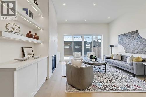 5020 21A Street Sw, Calgary, AB - Indoor Photo Showing Living Room