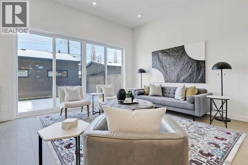 5020 21A Street Sw, Calgary, AB - Indoor Photo Showing Living Room
