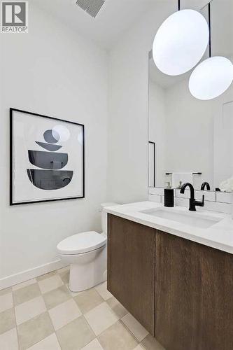 5020 21A Street Sw, Calgary, AB - Indoor Photo Showing Bathroom