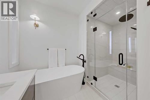 5020 21A Street Sw, Calgary, AB - Indoor Photo Showing Bathroom