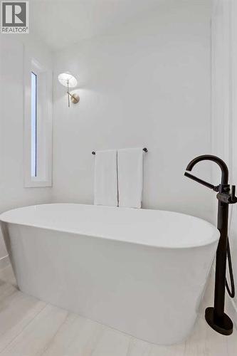 5020 21A Street Sw, Calgary, AB - Indoor Photo Showing Bathroom