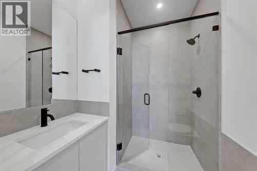 5020 21A Street Sw, Calgary, AB - Indoor Photo Showing Bathroom