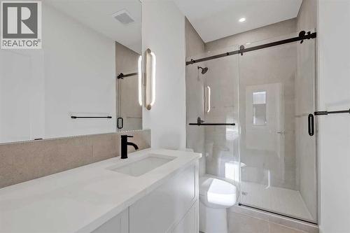 5020 21A Street Sw, Calgary, AB - Indoor Photo Showing Bathroom
