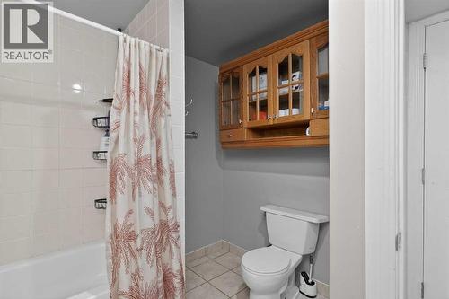 3503 42 Street Ne, Calgary, AB - Indoor Photo Showing Bathroom