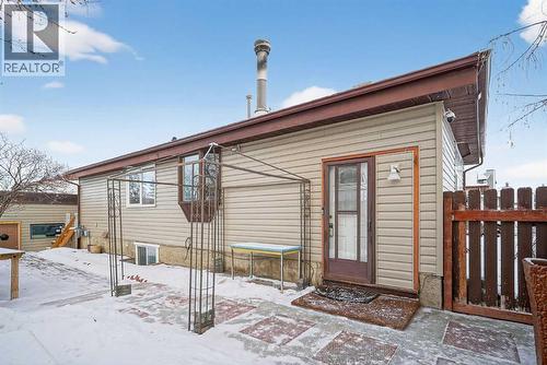 3503 42 Street Ne, Calgary, AB - Outdoor