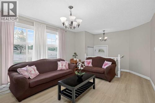 3503 42 Street Ne, Calgary, AB - Indoor Photo Showing Living Room