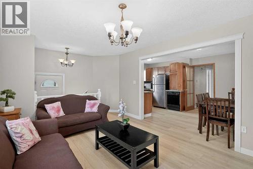 3503 42 Street Ne, Calgary, AB - Indoor Photo Showing Living Room