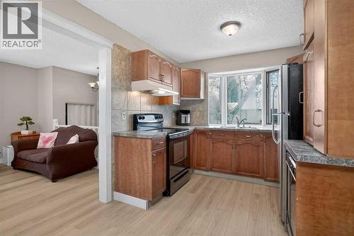 3503 42 Street Ne, Calgary, AB - Indoor Photo Showing Kitchen