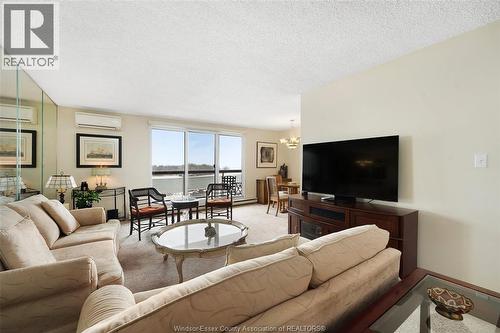 9099 Riverside Dr E Unit# E1017, Windsor, ON - Indoor Photo Showing Living Room