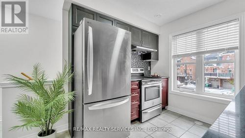 16 Soldier Street, Brampton, ON - Indoor Photo Showing Kitchen