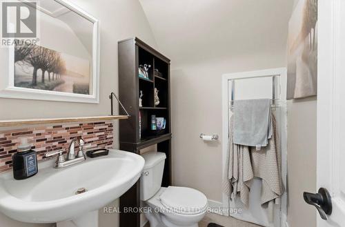 182 East 33Rd Street, Hamilton, ON - Indoor Photo Showing Bathroom