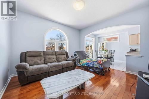 8 Medley Crescent, Markham, ON - Indoor Photo Showing Living Room